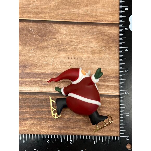 2013 HALLMARK KEEPSAKE ORNAMENT AD8000 SKATING SANTA BY JULIE FORSYTH ICE SKATE - Picture 6 of 8
